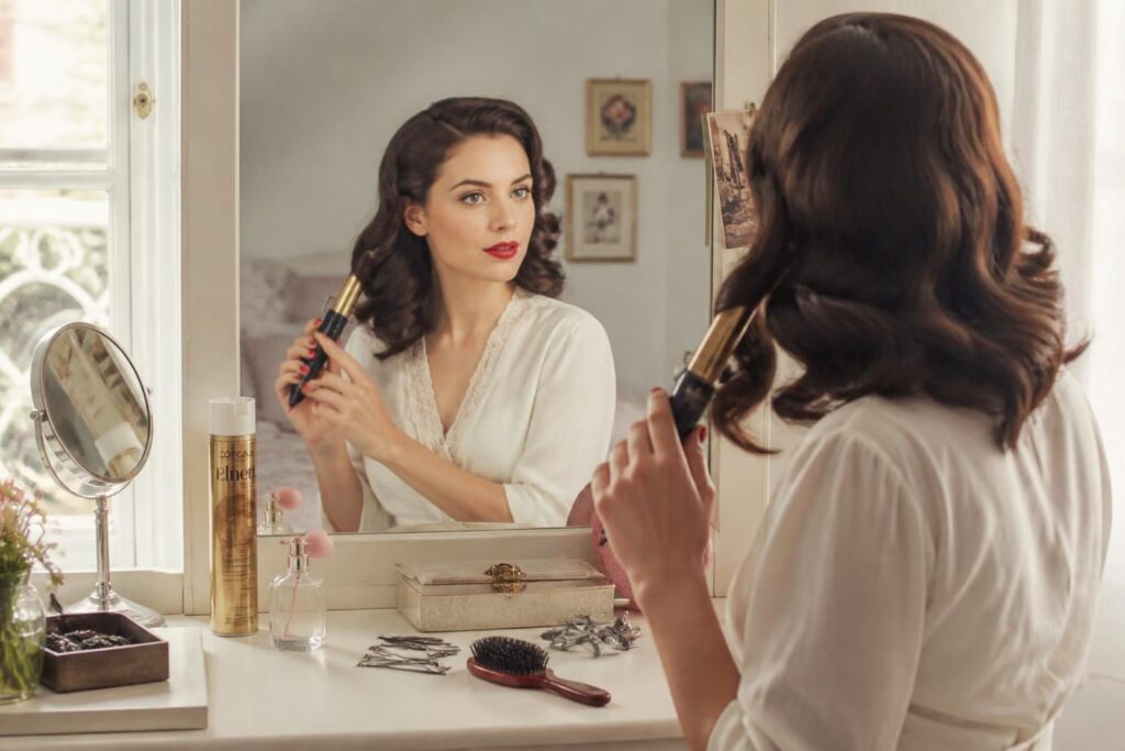 découvrez comment réaliser facilement à la maison des coiffures wavy, banane ou années 50 grâce à nos astuces simples et rapides pour un look rétro réussi.
