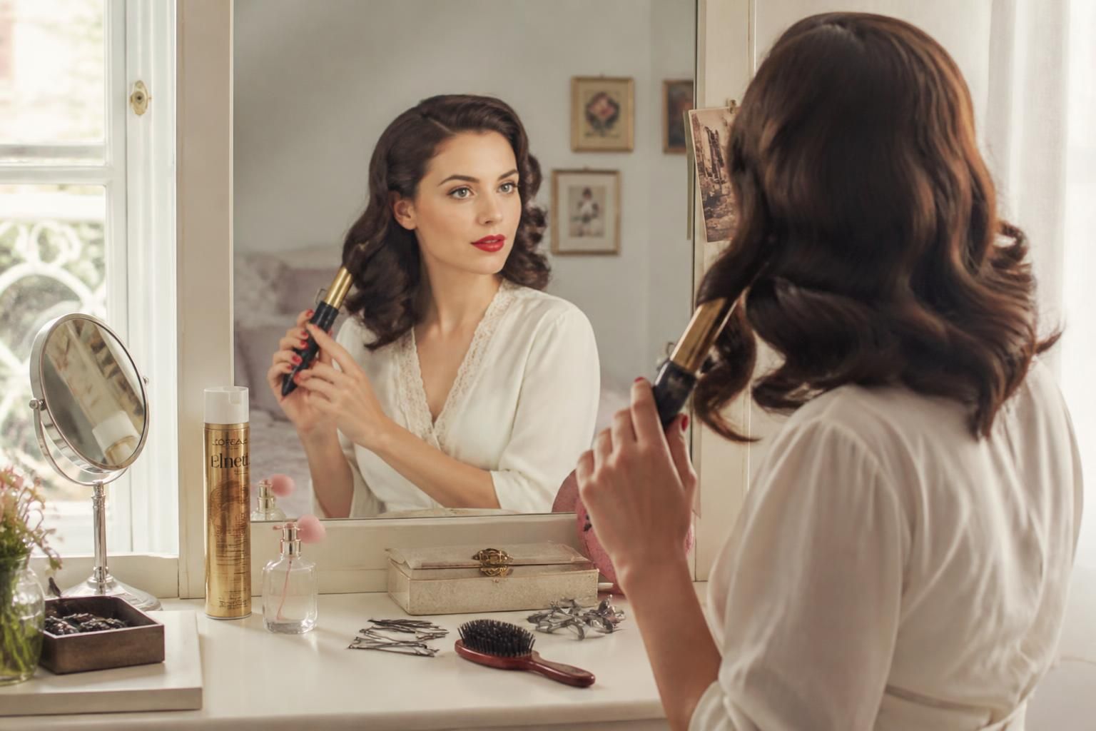 découvrez comment réaliser facilement à la maison des coiffures wavy, banane ou années 50 grâce à nos astuces simples et rapides pour un look rétro réussi.