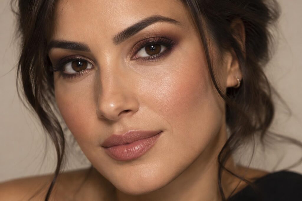 découvrez comment maquiller des yeux marrons foncés selon votre carnation et votre style : couleurs flatteuses, astuces et idées de looks.