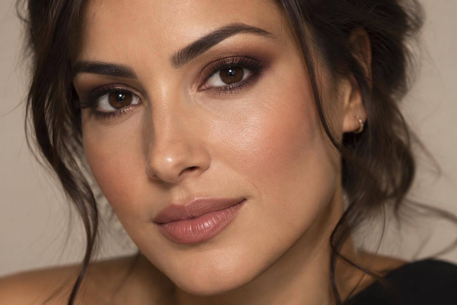 découvrez comment maquiller des yeux marrons foncés selon votre carnation et votre style : couleurs flatteuses, astuces et idées de looks.
